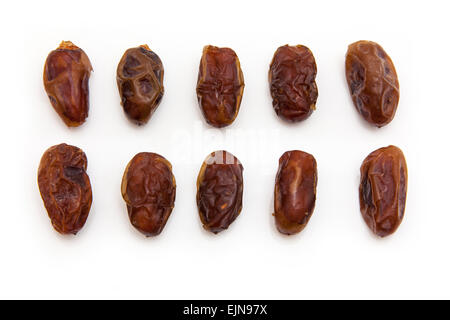 Date Halawi isolato su uno sfondo bianco. Date Halawi provengono da alberi data nei deserti e fattorie di Iraq. Foto Stock