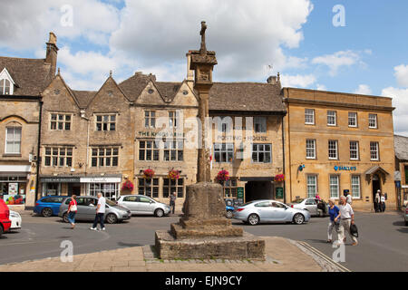 La piazza del mercato & Cross, Stow-su-il-Wold, il Costwolds, Gloucestershire, England, Regno Unito Foto Stock