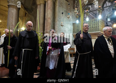 I chierici cattolici della Chiesa Latina partecipano a una cerimonia durante la domenica delle Palme con il Patriarca Fouad Twal, Patriarca latino di Gerusalemme, presso la chiesa del Santo Sepolcro nel quartiere cristiano della città vecchia di Gerusalemme Est Israele Foto Stock