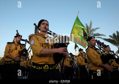 Israele, Gerusalemme 29th marzo. I membri del San Don Bosco Salesiano Palestinese Ortodosso Scout suonano le cornamuse mentre prendono parte alla marcia della Domenica delle Palme dal Monte degli Ulivi al quartiere Cristiano nella Città Vecchia di Gerusalemme, Il giorno che segna per i cristiani l'ingresso di Gesù Cristo a Gerusalemme, quando i suoi seguaci posarono rami di palma nel suo cammino, prima della sua crocifissione e segna l'inizio della settimana Santa, che termina a Pasqua. Foto Stock