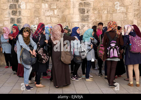 Un gruppo di giovani palestinesi studentesse indossando il tradizionale Hijab copricapo nella città vecchia di Gerusalemme est Israele Foto Stock