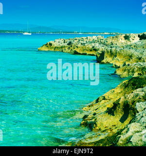 Foto di Ses Illetes costa in Formentera, isole Baleari, Spagna, con un effetto retrò Foto Stock