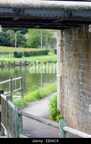 La Voie verte, un pedone e la pista ciclabile che corre lungo il Canal du Centre al posto della vecchia strada alzaia, Borgogna, Francia Foto Stock