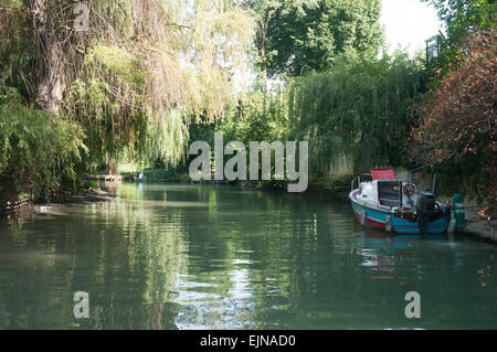 Giù il fiume in barca.... Il fiume Marne, sulla periferia parigina, joinville le pont città, regione Ile-de-France, Francia. Foto Stock