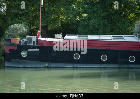 Giù il fiume in barca.... Il fiume Marne, sulla periferia parigina, joinville le pont città, regione Ile-de-France, Francia. Foto Stock