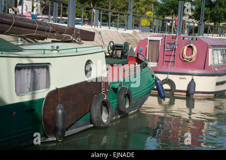 Giù il fiume in barca.... Il fiume Marne, sulla periferia parigina, joinville le pont città, regione Ile-de-France, Francia. Foto Stock