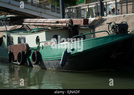 Giù il fiume in barca.... Il fiume Marne, sulla periferia parigina, joinville le pont città, regione Ile-de-France, Francia. Foto Stock