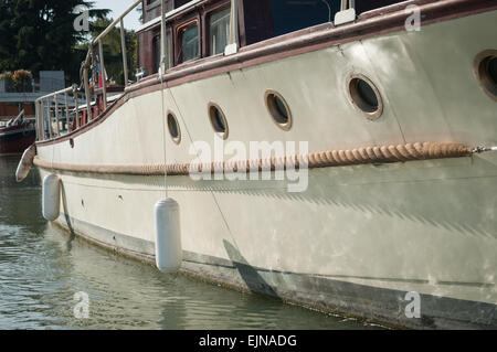 Giù il fiume in barca.... Il fiume Marne, sulla periferia parigina, joinville le pont città, regione Ile-de-France, Francia. Foto Stock