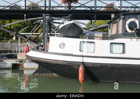 Giù il fiume in barca.... Il fiume Marne, sulla periferia parigina, joinville le pont città, regione Ile-de-France, Francia. Foto Stock