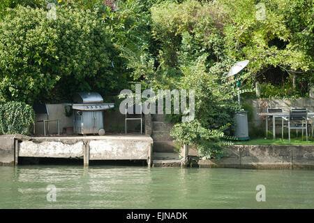 Giù il fiume in barca.... Il fiume Marne, sulla periferia parigina, joinville le pont città, regione Ile-de-France, Francia. Foto Stock