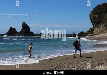 Gli escursionisti sulla spiaggia di Monro Nuova Zelanda Foto Stock