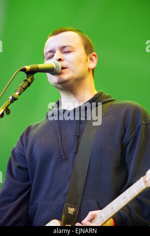 L'Hillsborough giustizia concerto tenuto ad Anfield, Liverpool. James Dean Bradfield, cantante dei manic street predicatori. Il 10 maggio 1997. Foto Stock