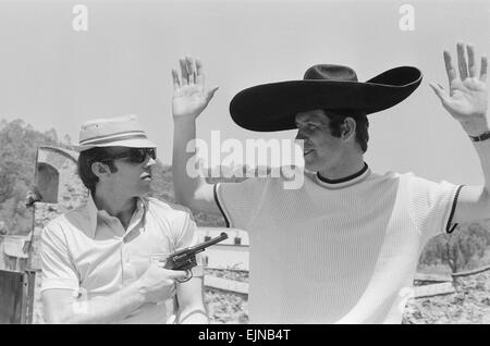 1970 Fase finale della Coppa del Mondo in Messico. L'Inghilterra del Nobby montanti tenendo in mano un compagno di squadra con una pistola al Rodeo nel vecchio villaggio olimpico. 11 maggio 1970. Foto Stock