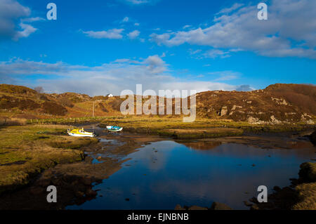 Shellfishing barche e case di pescatori a Lackbeg, vicino Burtonport County Donegal Irlanda Foto Stock