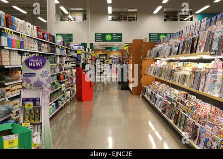 Port Coquitlam, BC Canada - 17 Marzo 2015 : una sezione display riviste da scaffale di supermercato Foto Stock