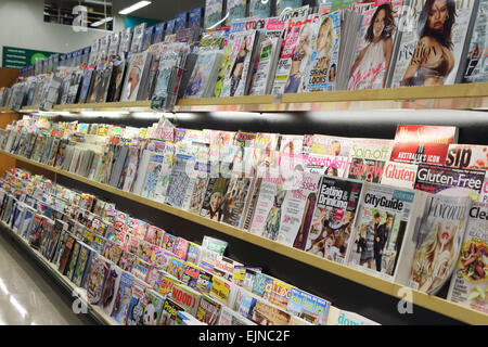 Port Coquitlam, BC Canada - Marzo 17, 2015 : Magazine e il prodotto detergente all'interno del supermercato in Port Coquitlam BC Canada. Foto Stock