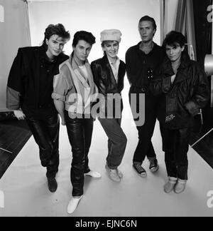 Duran Duran pongono esclusivamente per lo specchio di Rock e Pop Awards. 3 febbraio 1983. Foto Stock