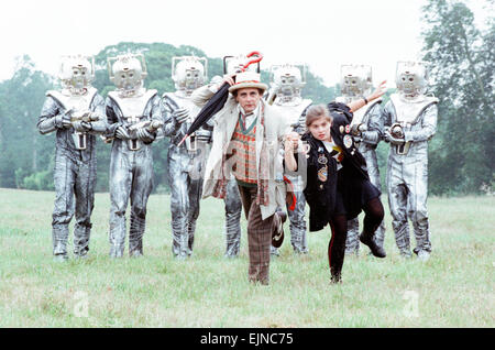 Sylvester McCoy come medico e Sophie Aldred come Asso visto qui su ubicazione vicino a Arundel con il Cybermen durante le riprese del Dr Who storia chiamato La nemesi di argento. Il 28 giugno 1988 Foto Stock