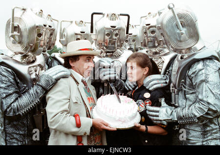 Sylvester McCoy come medico e Sophie Aldred come Asso visto qui su ubicazione vicino a Arundel con il Cybermen durante le riprese del Dr Who storia chiamato La nemesi di argento. Il 28 giugno 1988 Foto Stock