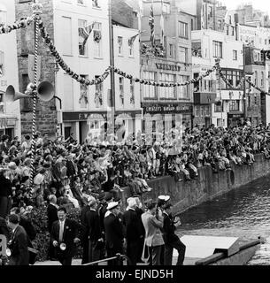 La Folla di attendere l'arrivo di Sua Maestà la Regina Elisabetta II a St Peter Port Guernsey in su la sua royal visita alle Isole del Canale con il marito il Principe Filippo , Duca di Edimburgo. Il 29 luglio 1957. Foto Stock