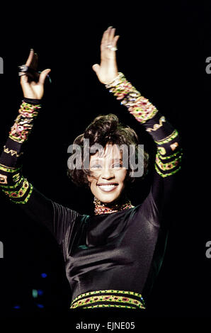 Whitney Houston in concerto a Earls Court Exhibition Centre di Londra, 5 novembre 1993. La guardia del corpo di World Tour 1993. Foto Stock