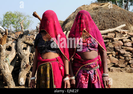 Due donne di Rajasthani ragazze che indossano gli abiti tradizionali kalpi villaggio tribale India Rajasthan Foto Stock