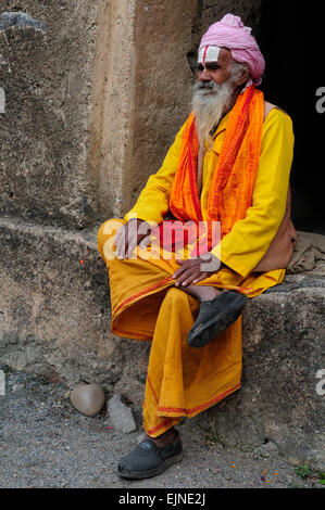 Indian Vishnu devoto Sadhu Uomo Santo seduto su una parete a Royal cenotaphs Orchha Madhya Pradesh India Foto Stock