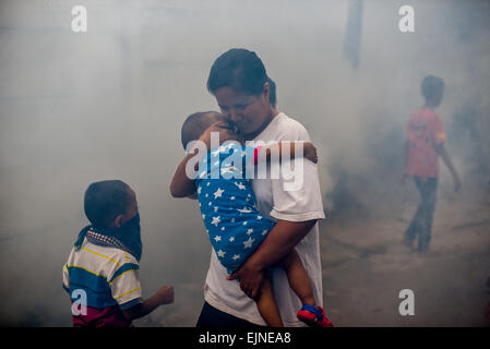 Giacarta, Indonesia. 30 Marzo 2015. L'appannamento delle zanzare si svolge in un quartiere denso e popolato a Giacarta Ovest, mentre la lotta contro la febbre dengue continua. Foto Stock