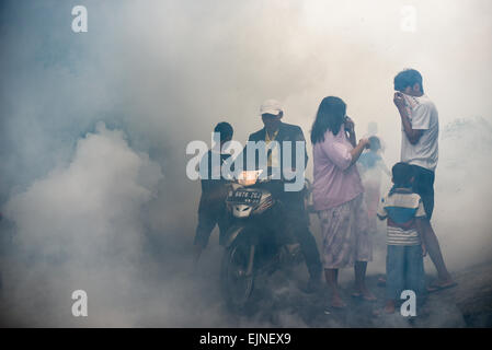 Giacarta, Indonesia. 30 Marzo 2015. L'appannamento delle zanzare si svolge in un quartiere denso e popolato a Giacarta Ovest, mentre la lotta contro la febbre dengue continua. Foto Stock