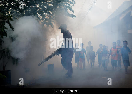 Giacarta, Indonesia. 30 Marzo 2015. L'appannamento delle zanzare si svolge in un quartiere denso e popolato a Giacarta Ovest, mentre la lotta contro la febbre dengue continua. Foto Stock