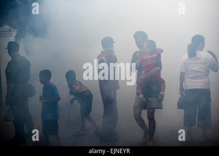 Giacarta, Indonesia. 30 Marzo 2015. L'appannamento delle zanzare si svolge in un quartiere denso e popolato a Giacarta Ovest, mentre la lotta contro la febbre dengue continua. Foto Stock
