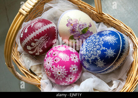 Cestino di uova di Pasqua uova di struzzo in un cesto uova di Pasqua tradizionali Praga Repubblica Ceca Europa uova di Pasqua dipinte colorare uova di Pasqua fragile mano Foto Stock