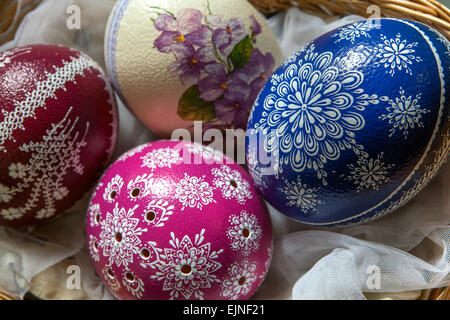 Tradizione uova di Pasqua nel cesto, uova di struzzo Dipinte, Repubblica Ceca di Praga, Europa Foto Stock