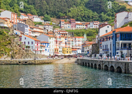 Cudillero è un piccolo villaggio e comune nel Principato delle Asturie, Spagna Foto Stock