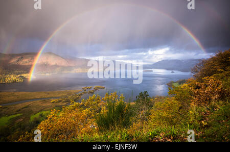 Amazing rainbow su Derwent Water con splendida luce presa dal punto di vista a sorpresa sulla strada Watendlath dotato Catbells e Skiddaw Foto Stock