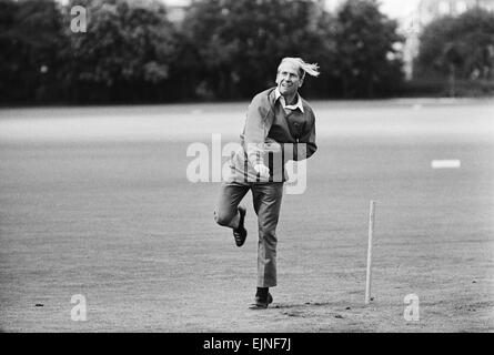 Calciatore inglese Bobby Charlton rilassa con una partita di cricket il giorno prima di prendere parte alla finale di Coppa del Mondo contro la Germania Ovest. Il 29 luglio 1966. Foto Stock