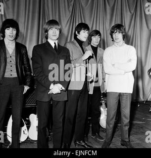 Il Rolling Stones backstage presso il Teatro ABC di Belfast. Da sinistra a destra: Bill Wyman, Brian Jones, Keith Richards, Charlie Watts e Mick Jagger. Il 6 gennaio 1965. Foto Stock