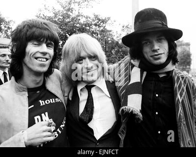 Keith Richards, Brian Jones e Mick Jagger dei Rolling Stones dopo Jones ha evitato una prigione per il possesso di cannabis. Dal 26 settembre 1968. Foto Stock