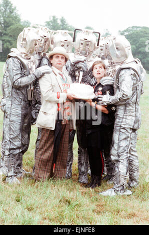 Sylvester McCoy come medico e Sophie Aldred come Asso visto qui su ubicazione vicino a Arundel con il Cybermen durante le riprese del Dr Who storia chiamato La nemesi di argento. Il 28 giugno 1988 Foto Stock