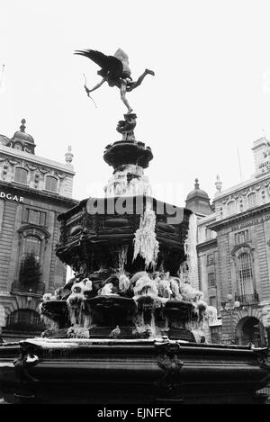 La statua di Eros a Piccadilly Circus coperto di ghiaccio dopo una fredda di Natale. Il 28 dicembre 1970. Foto Stock