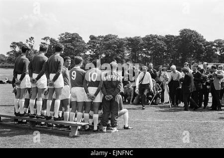 Everton squad posano per una foto di gruppo al loro annuale photocall presso il loro campo di allenamento in West derby. Il 24 luglio 1969. Foto Stock