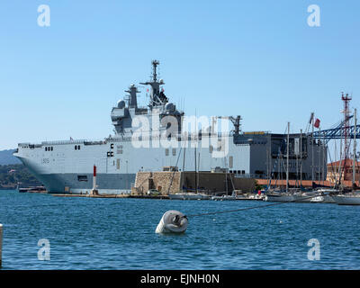 Toulon, Francia Marina Francese Dixmude Amphibious Assault ship 6041 Foto Stock