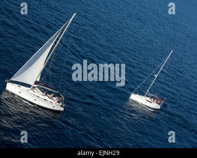 Toulon, Francia. due barche a vela nel Mediterraneo blu oceano 6163 Foto Stock