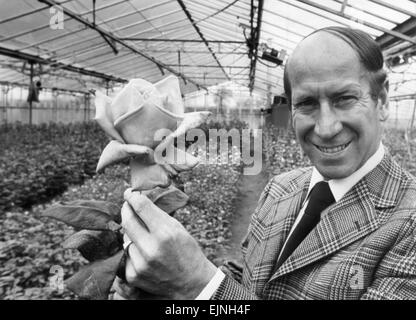 Bobby Charlton tenendo una rosa in una serra. Il 3° gennaio 1988. *** Caption locale *** watscan - - 20/04/2010 Foto Stock