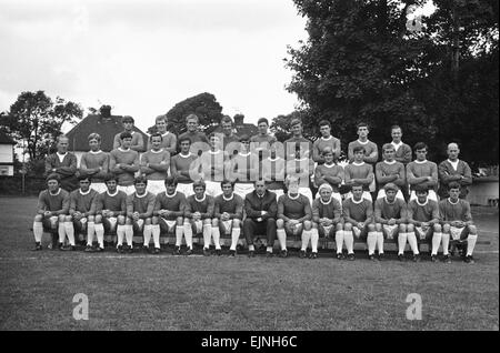 Everton squad posano per una foto di gruppo al loro annuale photocall presso il loro campo di allenamento in West derby. Il 24 luglio 1969. Foto Stock