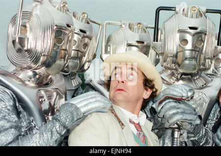 Sylvester McCoy come il medico visto qui su ubicazione vicino a Arundel con il Cybermen durante le riprese del Dr Who storia chiamato La nemesi di argento. Il 28 giugno 1988 Foto Stock