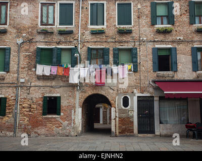 Venezia, Italia Servizio lavanderia esterno antico edificio di appartamenti Foto Stock