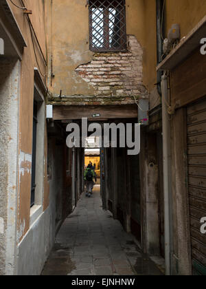 Venezia, Italia vecchia passerella stretta tra gli edifici Foto Stock
