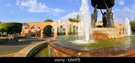 Stile coloniale spagnolo aquaeduct in Morelia, Messico Centrale Foto Stock