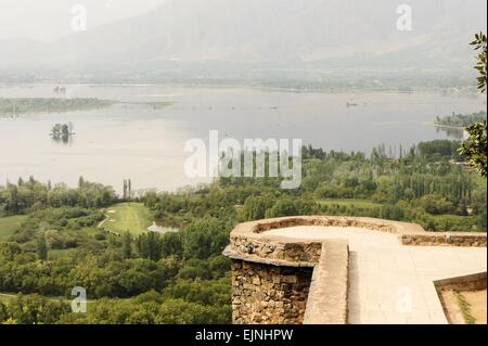 Pari di Mughal Mahal giardino con Dal lago, Srinagar Kashmir Foto Stock